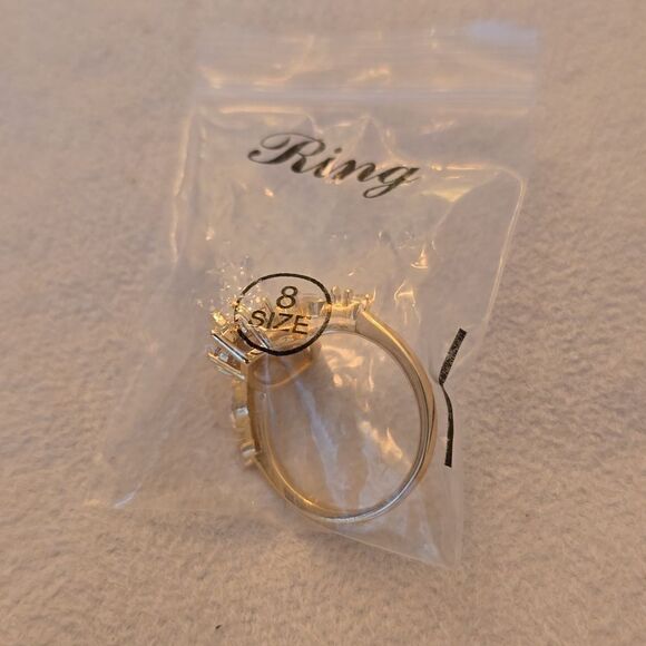 Gold tone size 8 sparkling ring - Picture 10 of 11